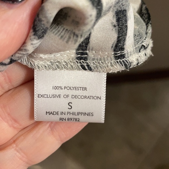 Natori women’s loungewear blk / wht  linear pattern, wide 3/4 sleeves. - Picture 5 of 10